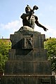 Monumento in piazzale Baracca a Milano: è visibile, a fianco del fascio littorio, il cavallino rampante.