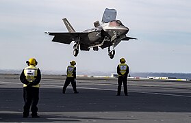 F-35B閃電II戰鬥機正垂直降落於伊丽莎白女王號航空母舰