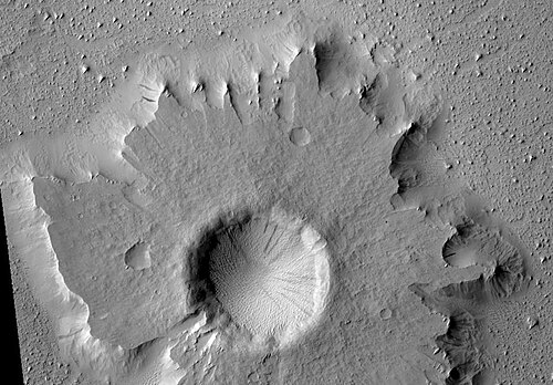 Cratère à piédestal présentant des traînées sombres au sud-ouest d'Amazonis Planitia[160], par 7,3° N et 195,4° E.