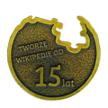 od Wikimedia Polska – oryginał na biurku