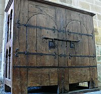 Armoire d'Aubazine à serrures et pentures de fer forgé, la plus ancienne « armoire liturgique » (Conditiora) de France (probablement début XIIIe siècle).