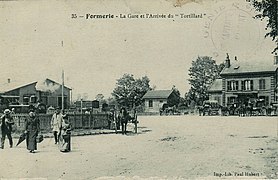 La gare. A gauche, on distingue une locomotive du Milly-Formerie.