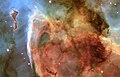 Keyhole Nebula, waargenomen met de Hubble Space Telescope. De kleine nevel links kreeg de bijnaam "vinger van God" vanwege het gebaar dat hij lijkt te maken.