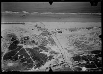 Luchtfoto van het strand van Hoek van Holland (1920-1940).