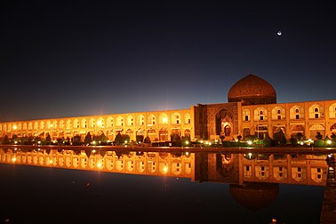 Lapangan Naqsh-e Jahan di malam hari