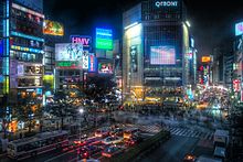 Photographie couleur d'une avenue dans la nuit et de néons aux couleurs très vives et lumineuses.