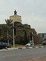 Réservoir d'eau à Herzliya surmonté d'un découpage de Herzl par Uri Lifshitz (en). 1990.