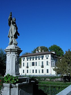 Estatwa ni Carlos Borromeo at ang Villa Visconti Maineri.