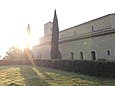 Vue de l'abbaye depuis l'extérieur avec le lever de soleil