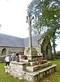 La chapelle Saint-Sébastien de Garnilis : le calvaire près de la chapelle.