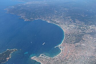 Vue aérienne de Cannes et du massif de l’Esterel plongeant dans la baie.