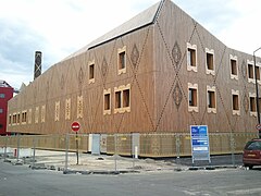 Le groupe scolaire intercommunal, livré à la rentrée 2011[53], avec sa vêture en bois.