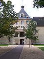 Une des quatre portes de la cour carrée.