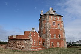 ]] à Camaret-sur-Mer avec, à l'avant plan, un ouvrage où le parapet est séparé de l'escarpe par un cordon.