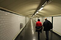 Diego de León, Madrid; Fußgängertunnel zwischen den Bahnsteighallen der Linien 4 und 5