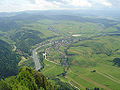 Blick von den Trzy Korony Dunajec-aufwärts – links im Wald ist das Červený Kláštor (Rotes Kloster) zu sehen.