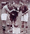 Finale della Coppa del Mondo del 1938; l'arbitro francese Georges Capdeville tra i capitani Giuseppe Meazza (a sinistra) e György Sárosi (a destra), a Colombes.