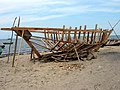 Sur une plage de sable, un voilier de pêche en cours de construction à Cap-Haïtien (Haïti) dont il n'existe encore que la majeure partie de la carcasse.