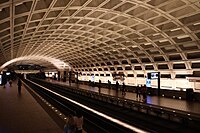 L'Enfant Plaza, Washington, D.C. (1977): Brutalistisches Kassettengewölbe mit komplexem Licht- und Schattenspiel Entwurf: Harry Weese