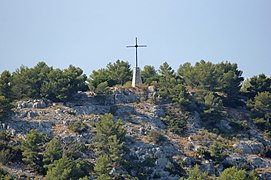 La croix dominant Carnoux.