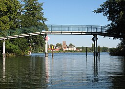 Vy från Stadtsee över Lychen med kyrkan Sankt Johannes.