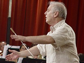 Dirigent Barenboim tijdens een repetitie, 2005