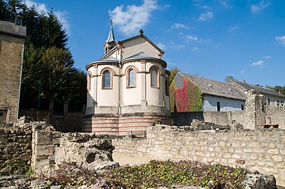 L'abbaye de Clairefontaine et la chapelle.