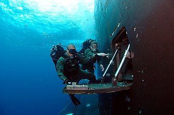 Sas de plongée dans un sous-marin nucléaire américain, pour les SEAL, 2007.