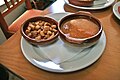 Zuppa di pesce e crostacei con crostini