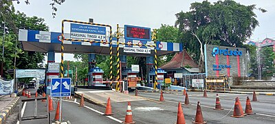 Jalur masuk (gate) khusus kendaraan