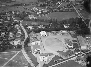 Flygbild från 1930-talet över trängkasernetablissement i Skövde.