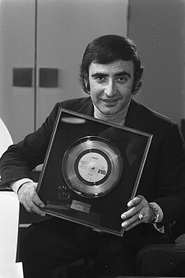 Peret ontvangt in 1971 op Schiphol een gouden plaat voor zijn single Borriquito