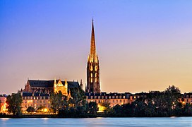 Photographie de loin de la basilique Saint-Michel de nuit.