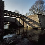 Onderaanzicht oostelijke sluis sluis met oude spoorbrug uit 1868; februari 2003.