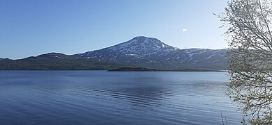 Le Nonsdagstinden (874 m) surplombe la partie nord du lac