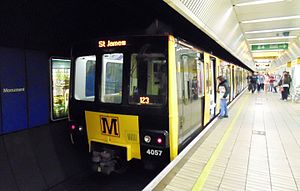 A Metrocar at Monument in 2015, branded in the current black and yellow colour scheme.