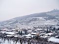 Veduta del centro di Cazzano di Tramigna innevato.