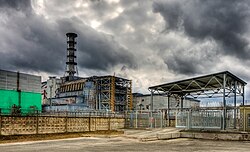 Il reattore 4 della centrale nucleare di Chernobyl racchiuso in un sarcofago. Nel 2016 è stato installato un nuovo sarcofago in sostituzione a quella mostrato nella foto