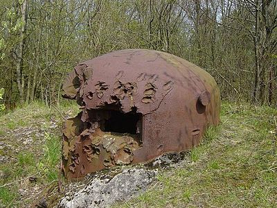 Campana GFM del bloc 2 de l'ouvrage del Kerfent, destruïda pels obusos dels canons de 88 mm i 37 mm alemanys el 21 de juny de 1940