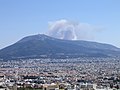 首都圏の市街地と、山火事が発生しているイミトス山