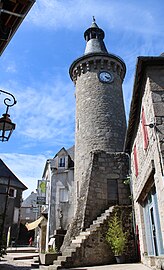 Ancienne tour qui protégeait autrefois une des quatre portes de la ville, devenue un beffroi-horloge.