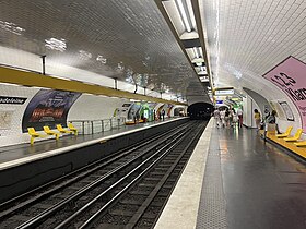 Les quais de la ligne 8 en direction de Balard.