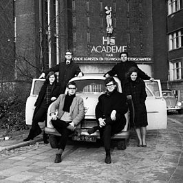 Francine Terlinden, Jan Veth, Vincent Mentzel, Will Bakker (zittend, rechts), Wouter Stips en Joke de Vries, te Rotterdam, begin jaren zestig