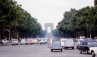 La circulation routière sur l'avenue des Champs-Élysées.