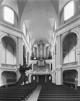 Interieur met de kansel en het Smitsorgel in 1970