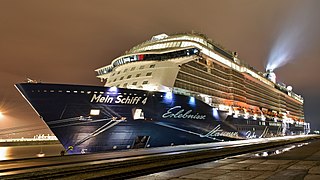 A TUI Cruises Mein Schiff 4 üdülőhajója Rostock kikötőjében. A hajót 2014. október 10-én bocsátották vízre