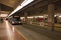 Wagen 1120 in der unterirdischen Endstation South Station hat soeben die Wendeschleife passiert und steht abfahrbereit in Richtung Silver Line Way