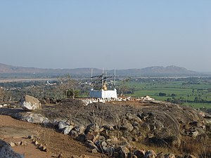 Bukit Brahmayoni, di mana Buddha mengajar Fire Sutta.