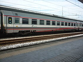 Una carrozza in livrea Eurostar City.