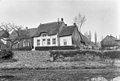 Boerderij uit de 17/18de eeuw op de Groenewal; op de voorgrond een deel van de oude stadsmuur